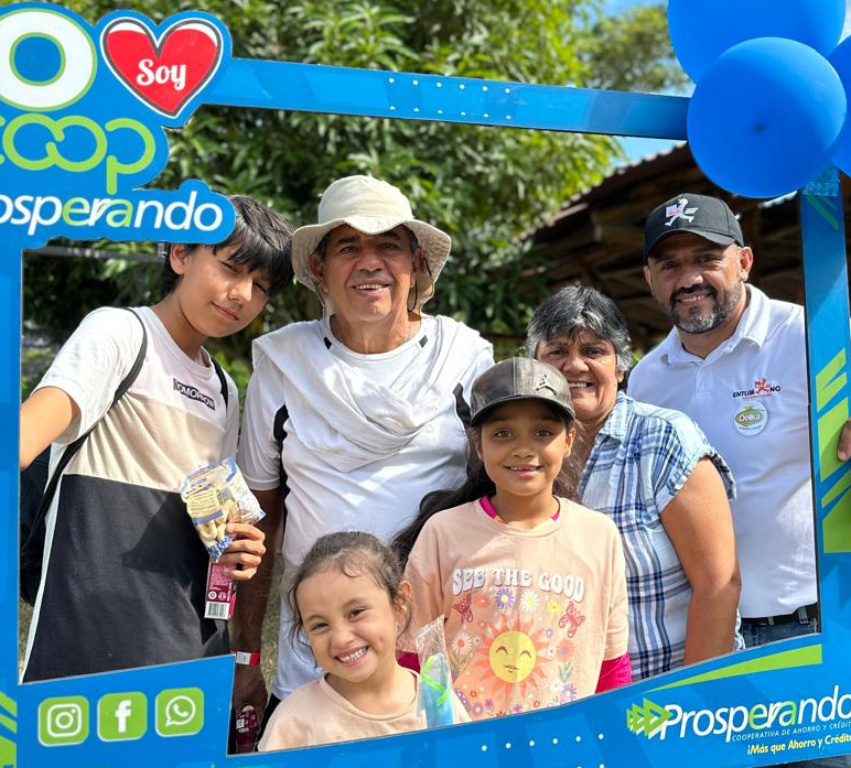 Familia sonriente en evento de Cooperativa Prosperando