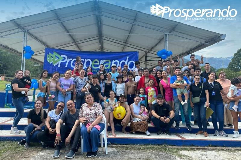 Asociados y equipo Cooperativa Prosperando